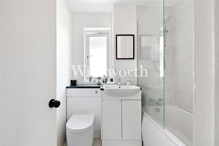 1 Bedroom Flat For Sale In Copperfield Drive, London, N15