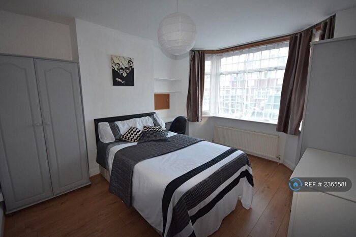 4 Bedroom Semi-Detached House To Rent In Honeysuckle Road, Southampton, SO16