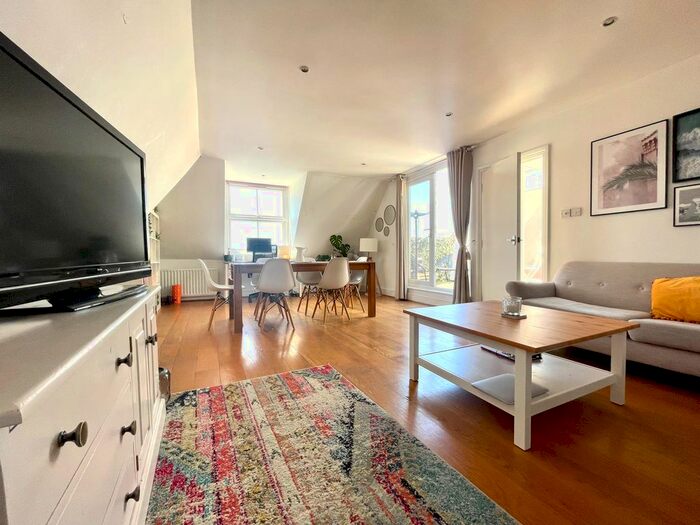 2 Bedroom Flat To Rent In Garratt Lane, London, SW18