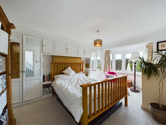 5 Bedroom Semi-Detached House For Sale In St. Andrews Road, Coulsdon, CR5