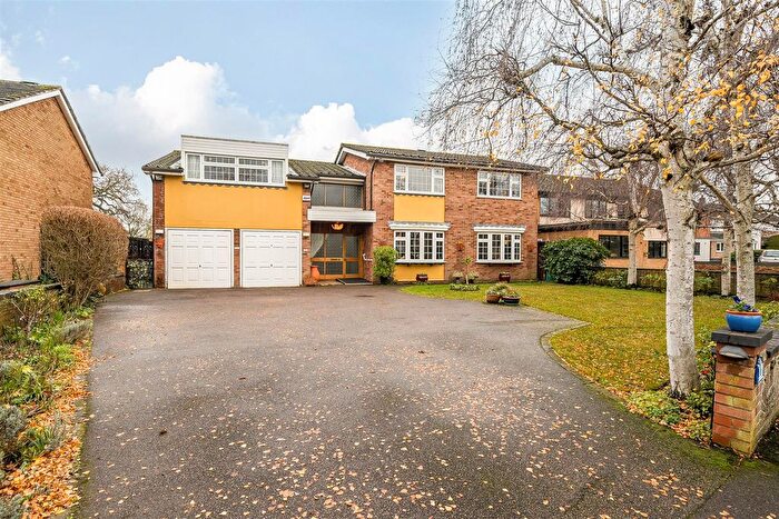 5 Bedroom Detached House For Sale In Parkstone Close, Bedford, MK41