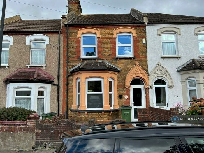 3 Bedroom Terraced House To Rent In Chestnut Rise, London, SE18