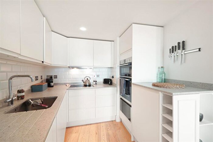 1 Bedroom Flat To Rent In Lombard Road, SW11