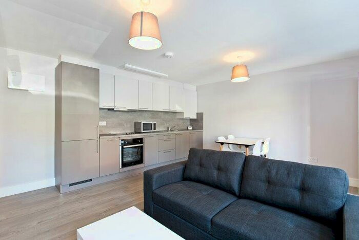 2 Bedroom Flat To Rent In Apartment, Lynthorpe House, City Centre, S1