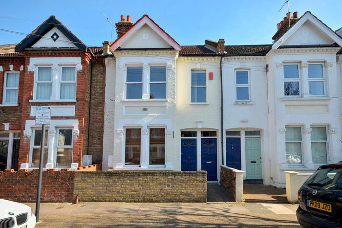 3 Bedroom Flat To Rent In Lydden Grove, Earlsfield, London, SW18