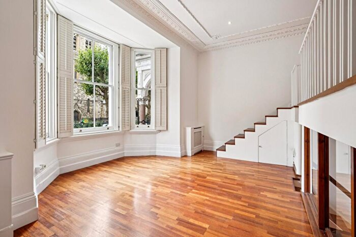 2 Bedroom Flat For Sale In Redcliffe Square, Chelsea, London, SW10