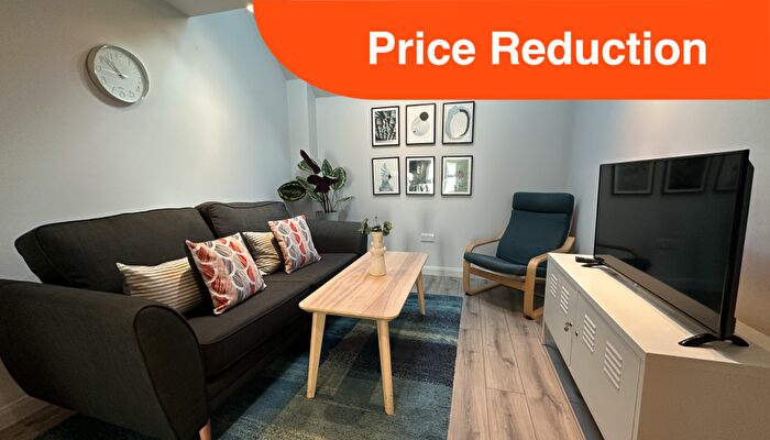 2 Bedroom Flat To Rent In Gated Apartment // Bed // Sept, LN5