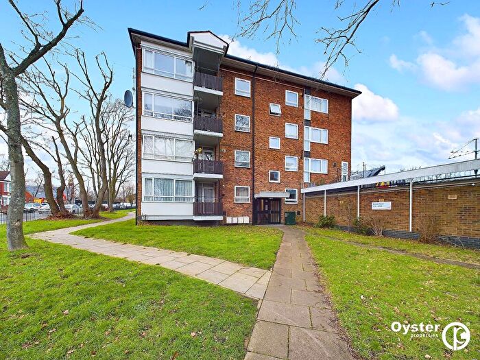 3 Bedroom Flat For Sale In Bowes Road, London, N11
