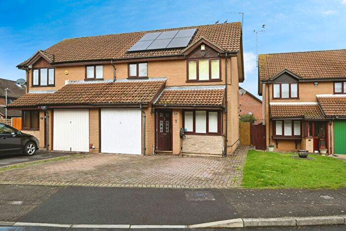 3 Bedroom Semi-detached House For Sale In Eden Way, Winnersh, Wokingham, RG41