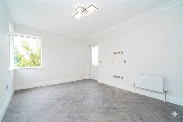 2 Bedroom Flat To Rent In The Mall, London, W5