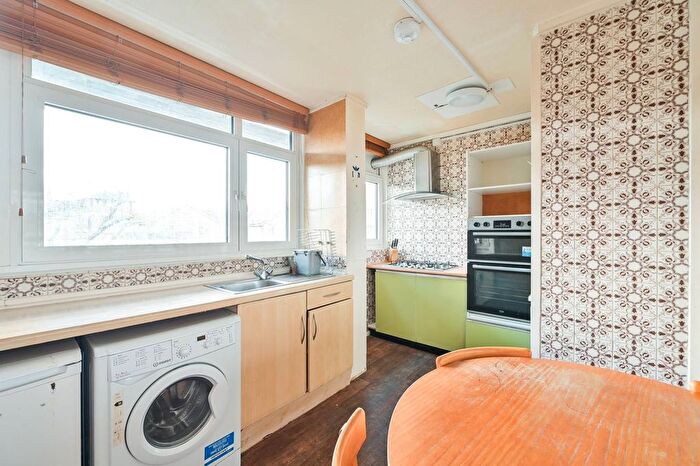 3 Bedroom Maisonette To Rent In Sceaux Gardens, Camberwell, London, SE5