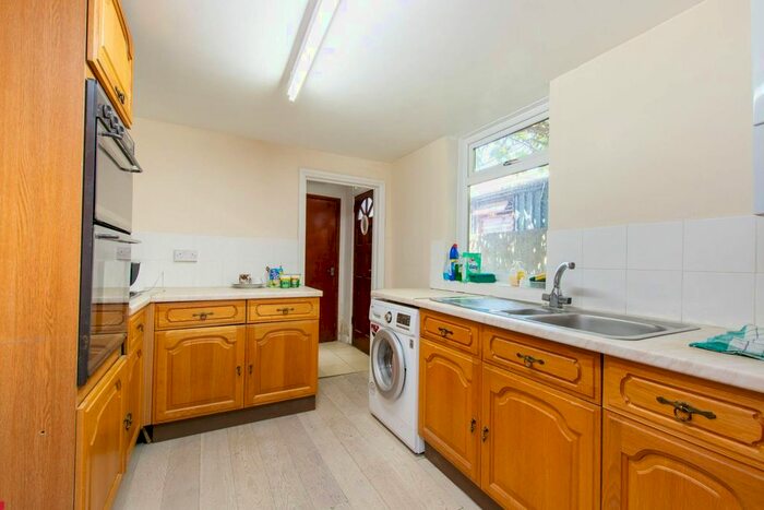 2 Bedroom Flat To Rent In Furzedown, Streatham Common, London, SW16