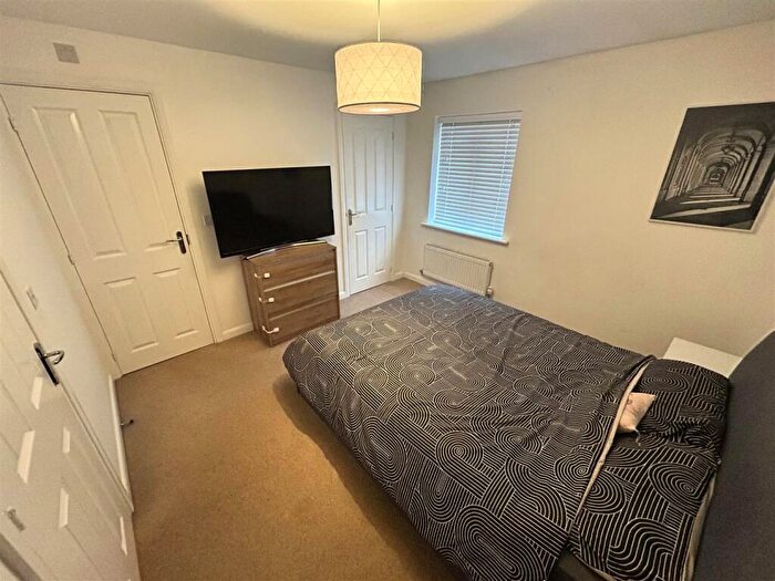 3 Bedroom End Of Terrace House For Sale In Narrowboat Lane, Northampton, NN4