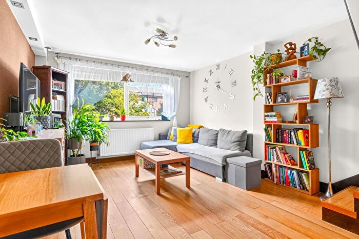 2 Bedroom Maisonette For Sale In Manor Vale, Brentford, TW8