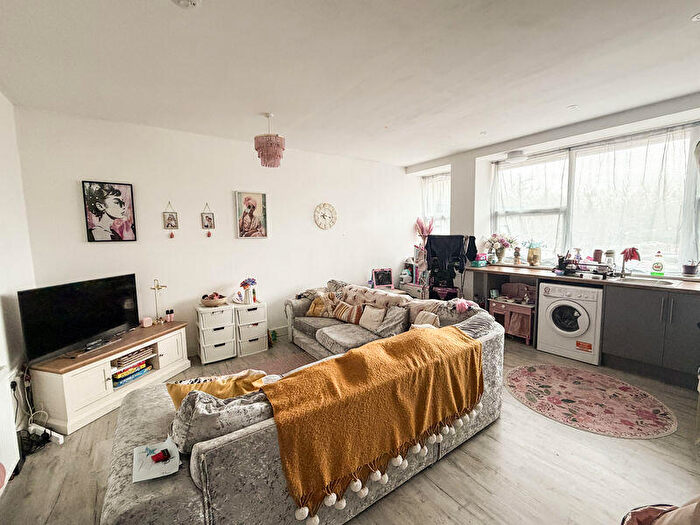 2 Bedroom Flat To Rent In Windsor Road, Trowbridge, BA14