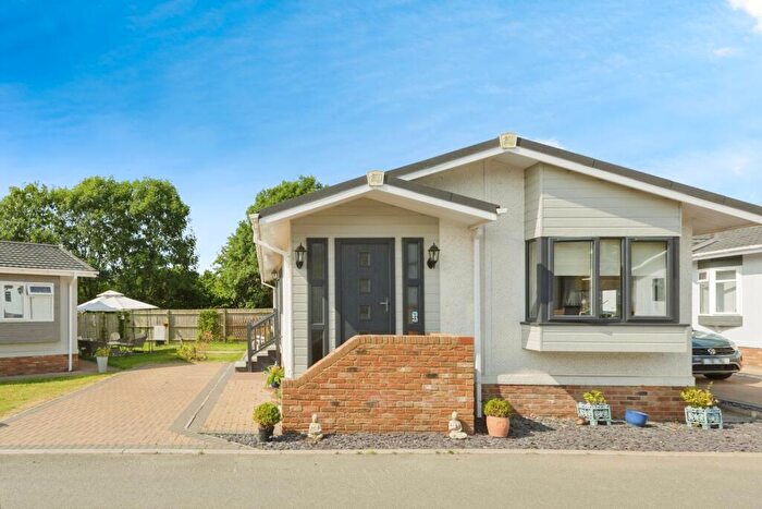 2 Bedroom Mobile Home For Sale In Moorbarns Lane, Lutterworth, Leicestershire, LE17