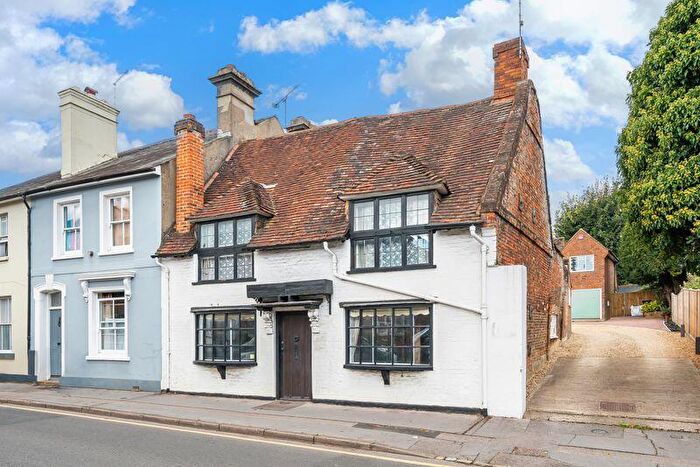 3 Bedroom Character Property To Rent In West Street, Farnham, GU9