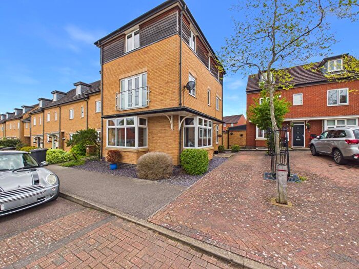 4 Bedroom End Of Terrace House For Sale In Beadle Way, Peterborough, PE4
