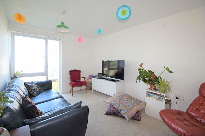 3 Bedroom Flat To Rent In Cedar House, Melliss Avenue, Kew, TW9