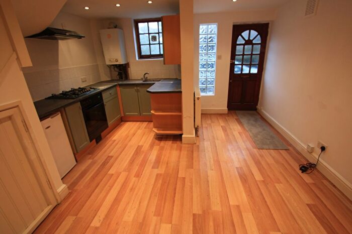 3 Bedroom Flat To Rent In Streatham High Road, London, SW16