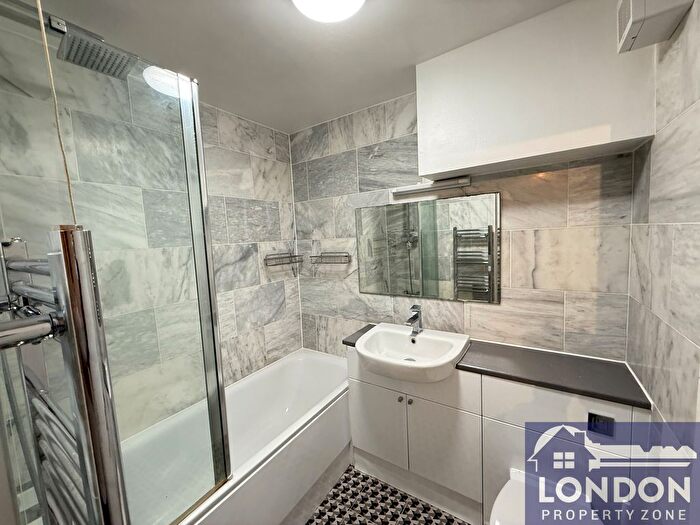 3 Bedroom Flat To Rent In More Close, West Kensington, London, W14