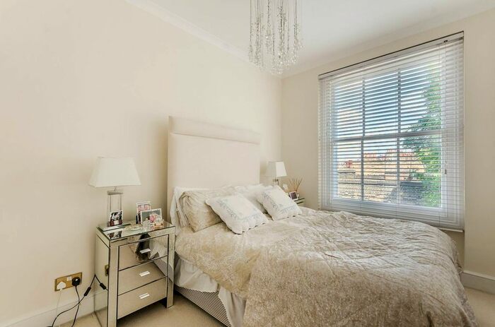 2 Bedroom Flat To Rent In Redcliffe Gardens, Chelsea, London, SW10
