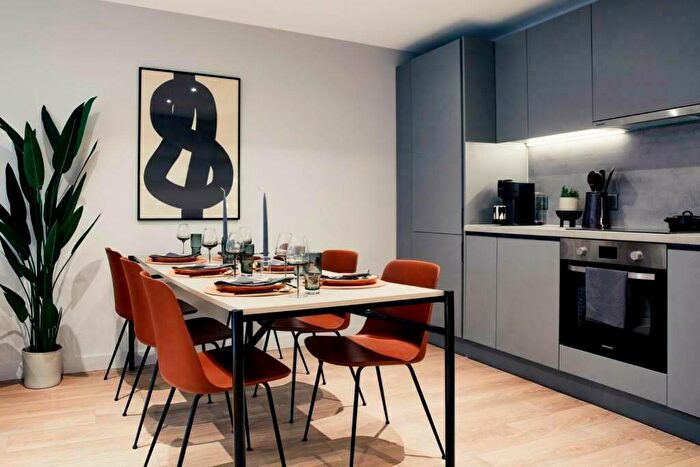 3 Bedroom Apartment To Rent In Solasta Riverside, Clyde Place, Glasgow, G5