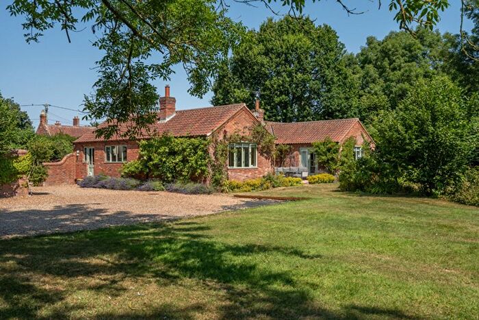 4 Bedroom Detached Bungalow For Sale In The Street, Oulton, NR11