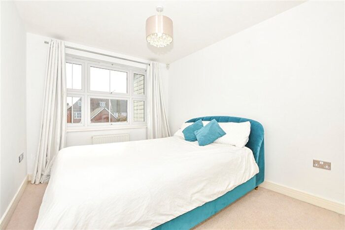2 Bedroom Flat For Sale In Clarence Way, Kings Hill, West Malling, Kent, ME19
