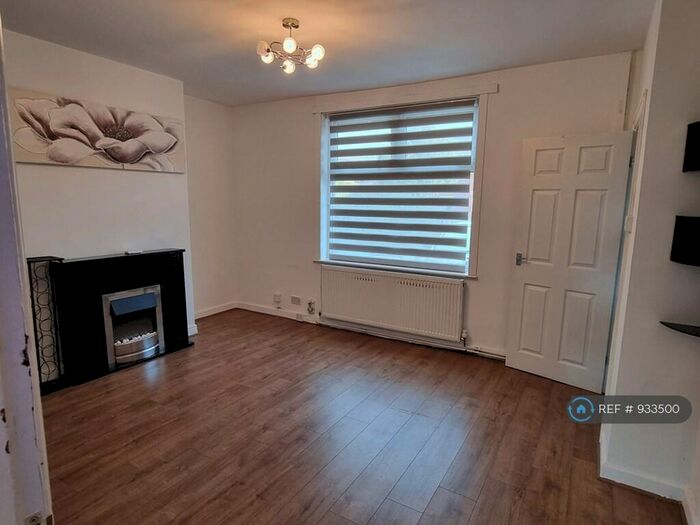 3 Bedroom Semi-Detached House To Rent In Stirling Grove, Whitefield, M45