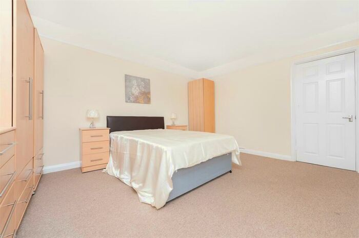 2 Bedroom Apartment To Rent In Oakleigh Road North, London, N20