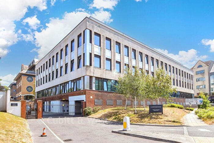 2 Bedroom Apartment For Sale In Chart Way, Horsham, West Sussex, RH12
