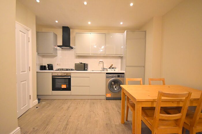 2 Bedroom Flat To Rent In Mitcham Road, Tooting, London, SW17