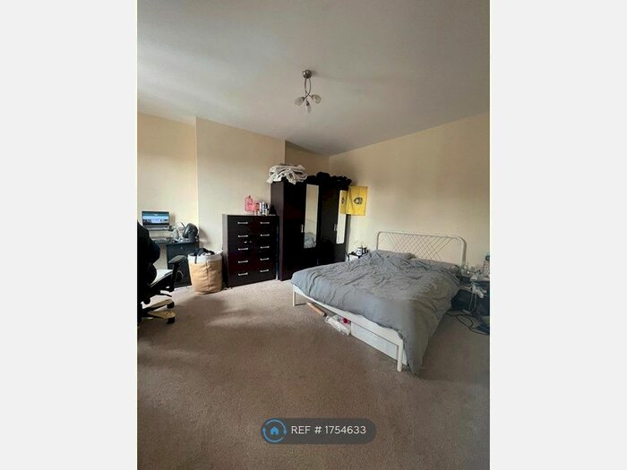 4 Bedroom Flat To Rent In Gunnersbury Avenue, London, W3