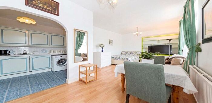 Studio To Rent In Grosvenor Gardens, London, NW2