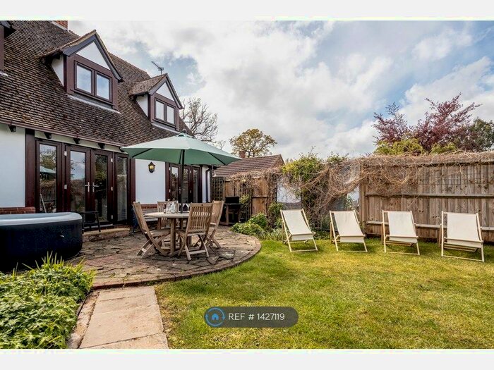 6 Bedroom Detached House To Rent In Minley Road, Yately, GU17