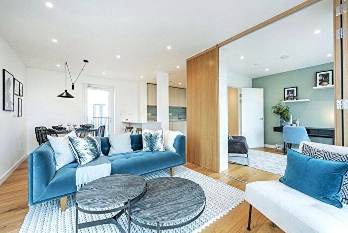 3 Bedroom Flat To Rent In Mapleton Crescent, Wandsworth, London, SW18