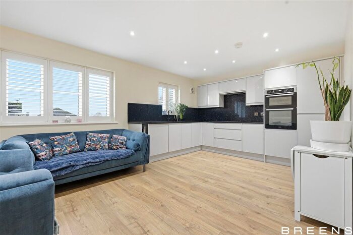 2 Bedroom Flat For Sale In Scotland Green Road, Enfield, EN3