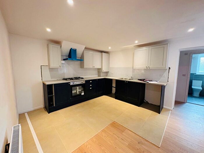 3 Bedroom Flat To Rent In North Lane, Aldershot, GU12