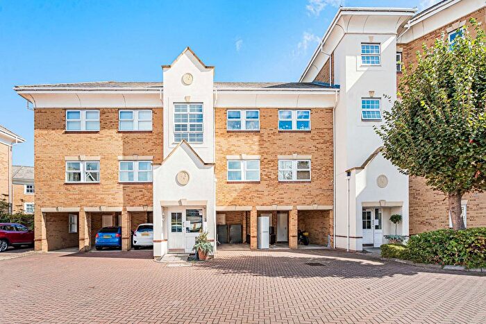 1 Bedroom Flat For Sale In International Way, Sunbury-On-Thames, Surrey, TW16