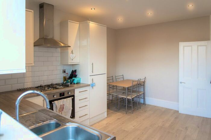 4 Bedroom Flat To Rent In Coldharbour Lane, London, SE5