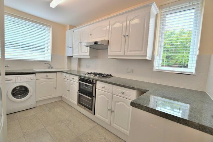 2 Bedroom Flat To Rent In Lancaster Close, Bromley, BR2