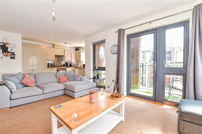 2 Bedroom Flat For Sale In Greggs Wood Road, Tunbridge Wells, Kent, TN2