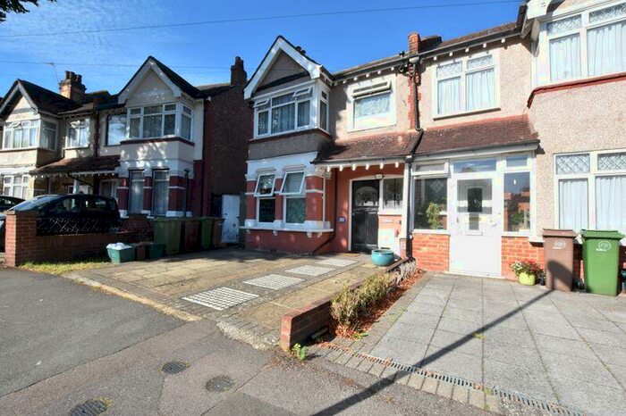 2 Bedroom Flat To Rent In Warwick Road, Sutton, SM1
