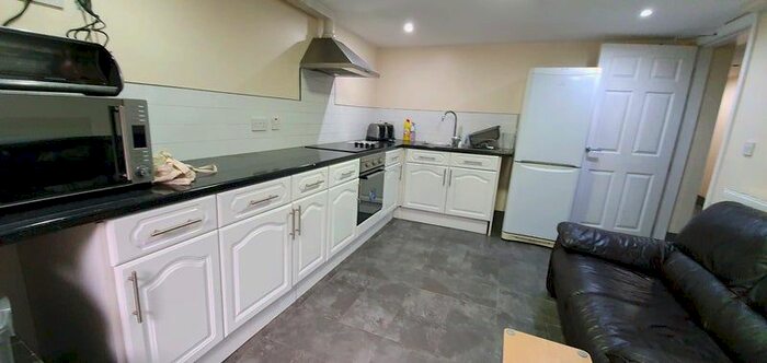 2 Bedroom Semi-Detached House To Rent In Richmond Grove, Manchester, M13