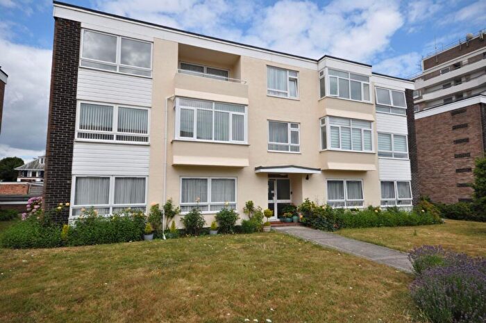 2 Bedroom Flat For Sale In Queens Road, Frinton-on-sea, CO13