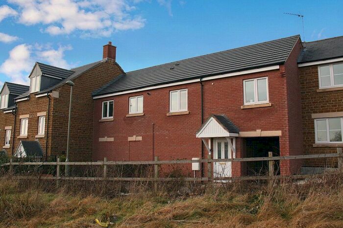 2 Bedroom Flat To Rent In Tarragon Walk, Banbury, Oxon, OX16