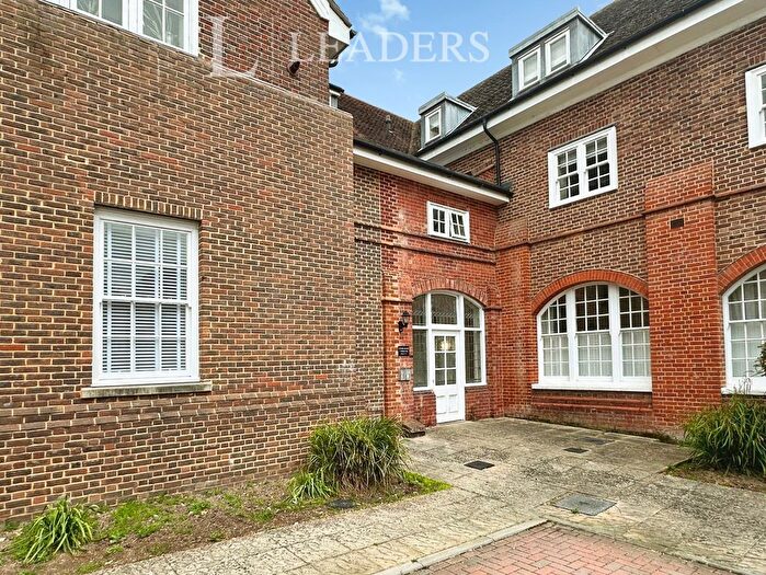 2 Bedroom Flat For Sale In Abbess Way, Waterlooville, PO7