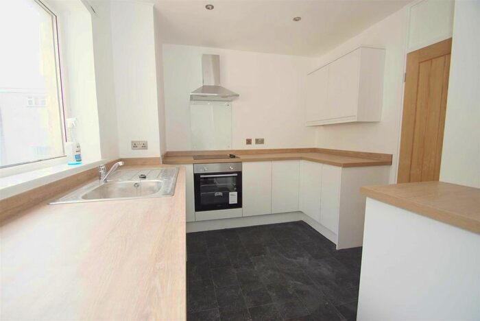 3 Bedroom Flat To Rent In Queenshill Avenue, Moortown, Leeds, LS17