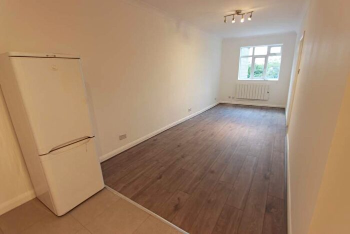 1 Bedroom Apartment To Rent In High Road, London, N20